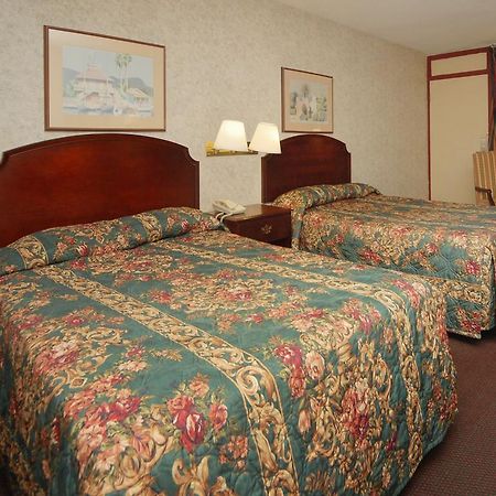 Carefree Inn Martinsburg Charles Town Room photo