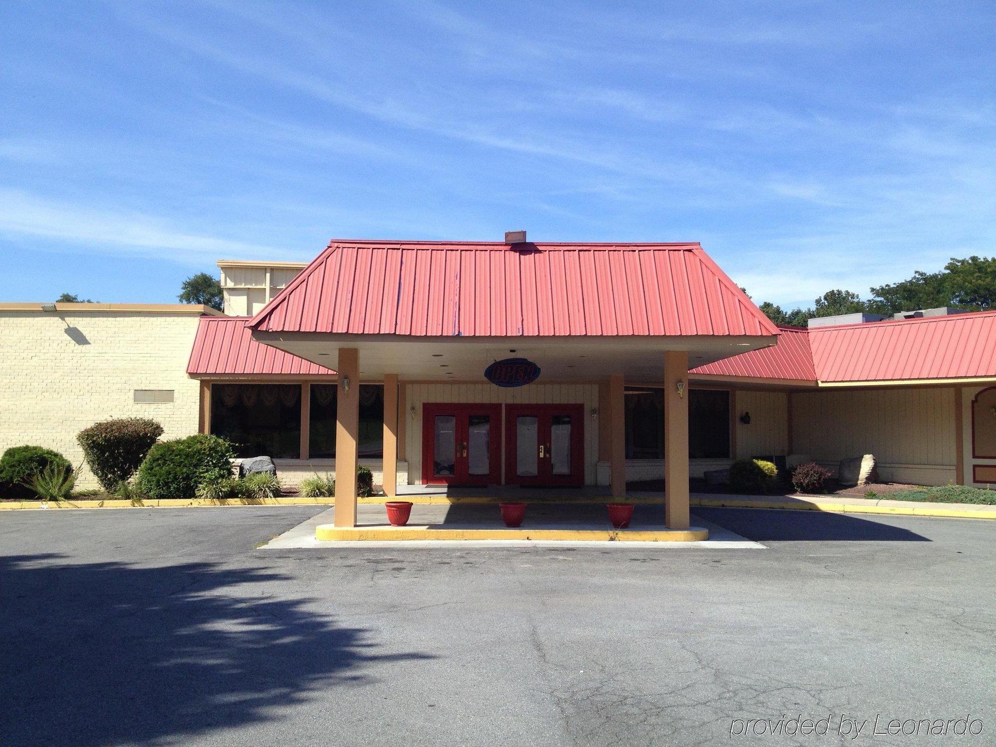 Carefree Inn Martinsburg Charles Town Exterior photo