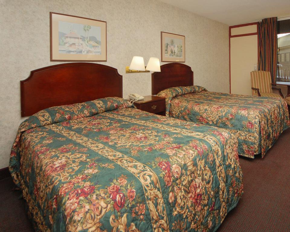 Carefree Inn Martinsburg Charles Town Room photo